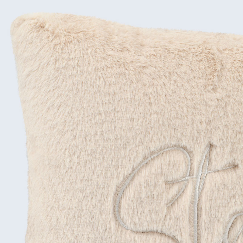 Coussin 'Stay Cosy' imitation fourrure beige