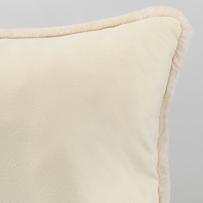 Coussin 'Stay Cosy' imitation fourrure beige